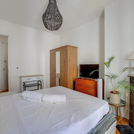 Tiny House Champs Elysees Париж